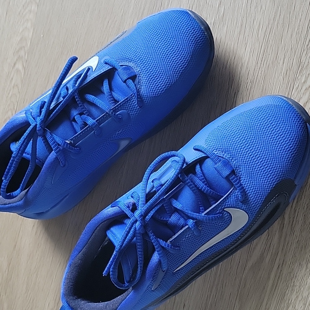 Nike IsoFly Basketball Sneakers - Picture 3 of 4